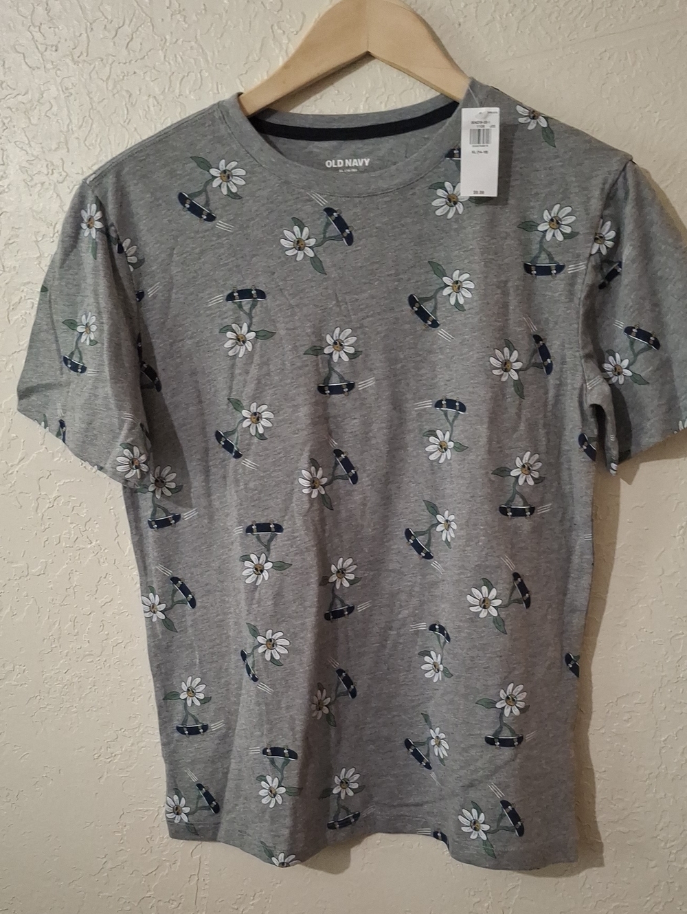 Old Navy Gray Tee with White Daisies and Navy Skateboards